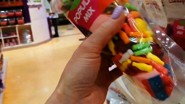 Едем в Дубай Молл. САМЫЙ БОЛЬШОЙ АКВАРИУМ, БУРДЖ ХАЛИФА, ФОНТАНЫ и КОНФЕТЫ(куда же без них). смотреть онлайн