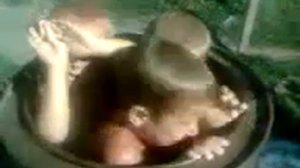 Три братана купаются в бочке