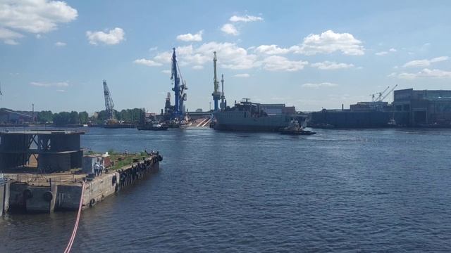 Спуск на воду рыболовного траулера. смотреть онлайн