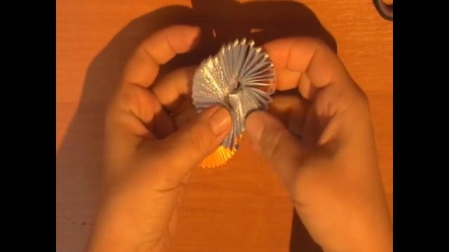 Брошь своими руками из атласных лент кашзаши. Цветок канзаши. // Brooch kashzashi. смотреть онлайн