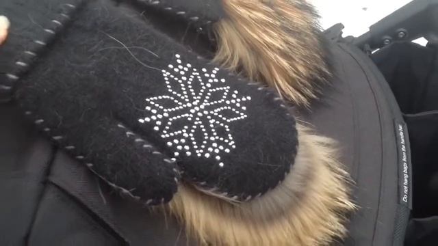 Варежки меховые с натуральный енотом смотреть онлайн