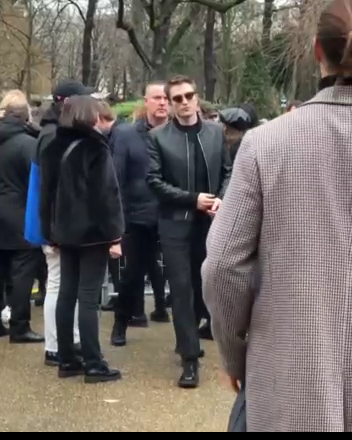 #RobertPattinson has arrived for @diorhomme show смотреть онлайн
