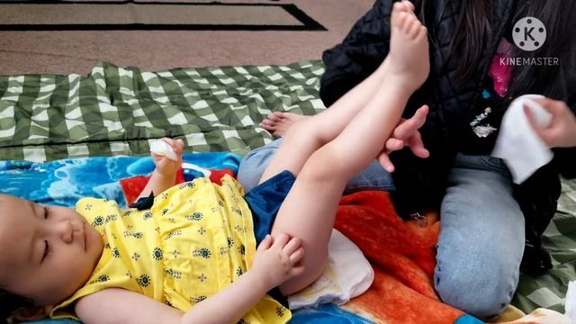 BABY POOPS DURING DIAPER CHANGE || DIAPER CHANGE GIRL смотреть онлайн