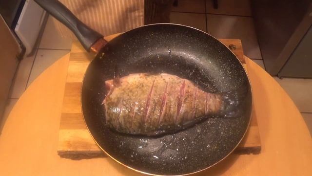 Жареный карась под шапочкой зеленого лучка и лимончиков смотреть онлайн