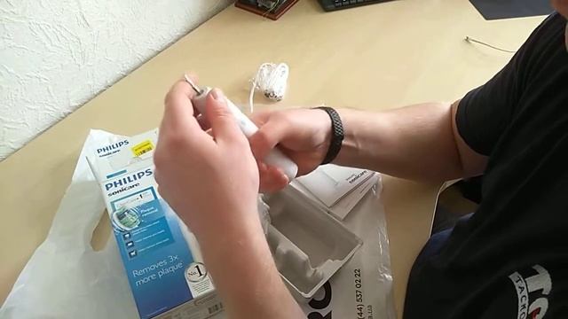 Электрическая зубная щетка PHILIPS Sonicare CleanCare+ HX3212/03