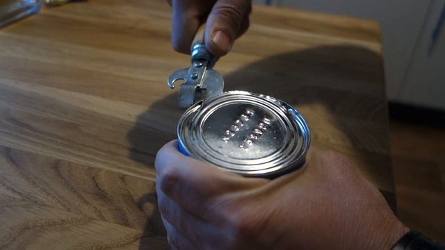Как открывать консервные банки консервным ножом :) смотреть онлайн