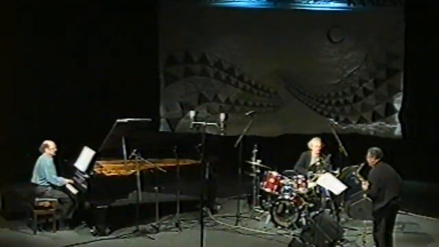 György Szabados / Anthony Braxton / Vladimir Tarasov - TRIOTONE смотреть онлайн