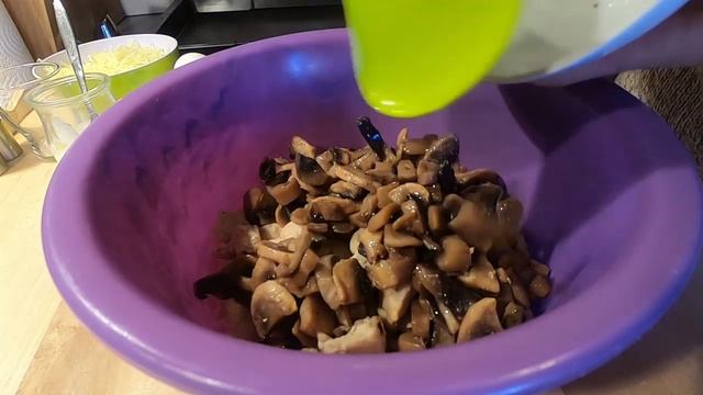 Плетёнка с курицей и грибами, вкусно как холодная так и горячая. смотреть онлайн