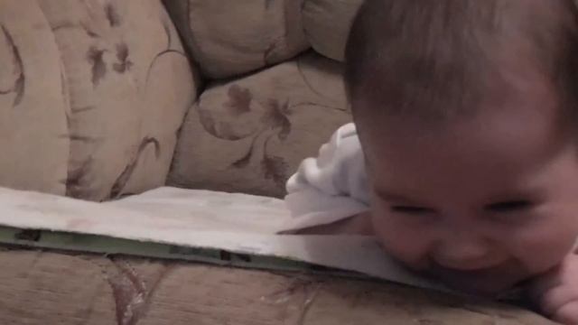 Моя дочь ,которой 3 месяца, закатывается от смеха... смотреть онлайн