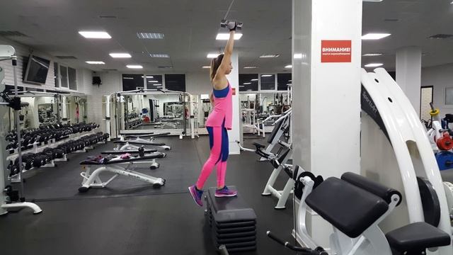 Зашагивания на степ с гантелью на вытянутой руке смотреть онлайн