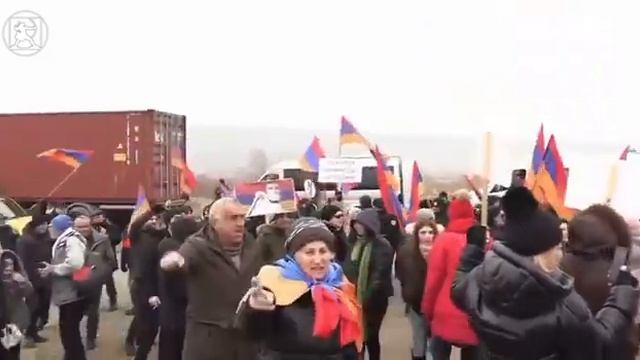 В Армении около 102-й российской базы Гюмри проходит акция НДП. смотреть онлайн
