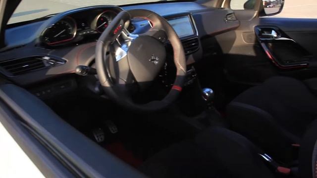 PEUGEOT SPORT 208 GTI смотреть онлайн