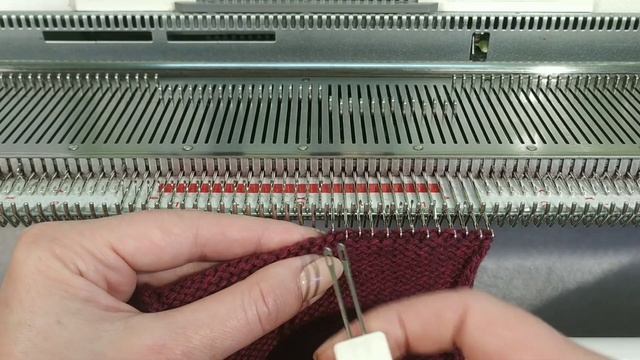 Как быстро вернуть упавшее полотно на иглы машины смотреть онлайн