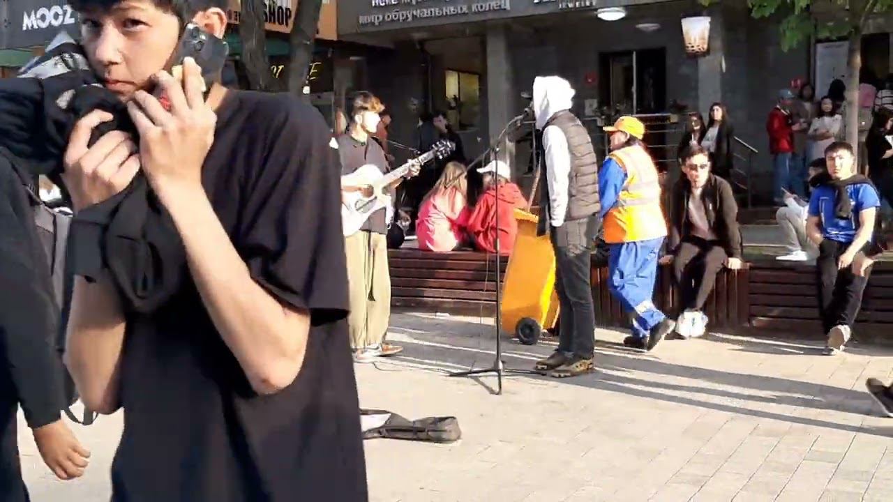 Музыканты на Арбате в Алма-Ате. 09.05.2023