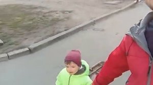 Малыш и папа идут в Детский сад. День первый