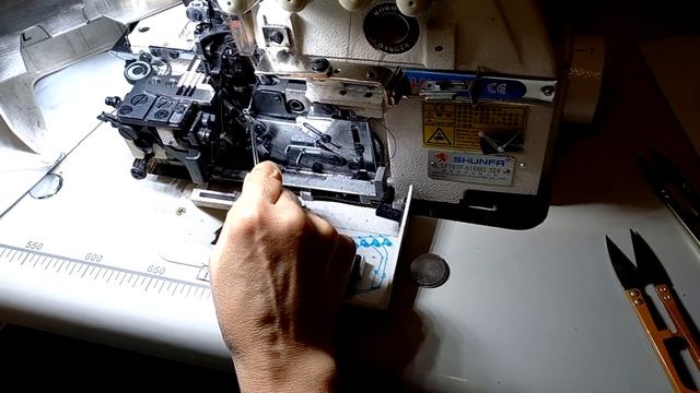 КАК ЗАПРАВИТЬ ОВЕРЛОК Refuel overlock six threads промышленный ,бытовой шестиниточный смотреть онлайн