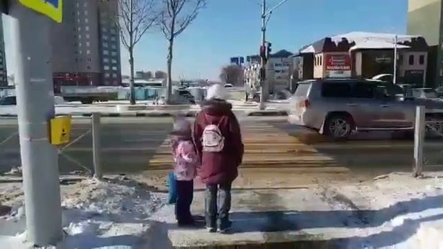 В Южно-Сахалинске три недели не могут починить светофор смотреть онлайн