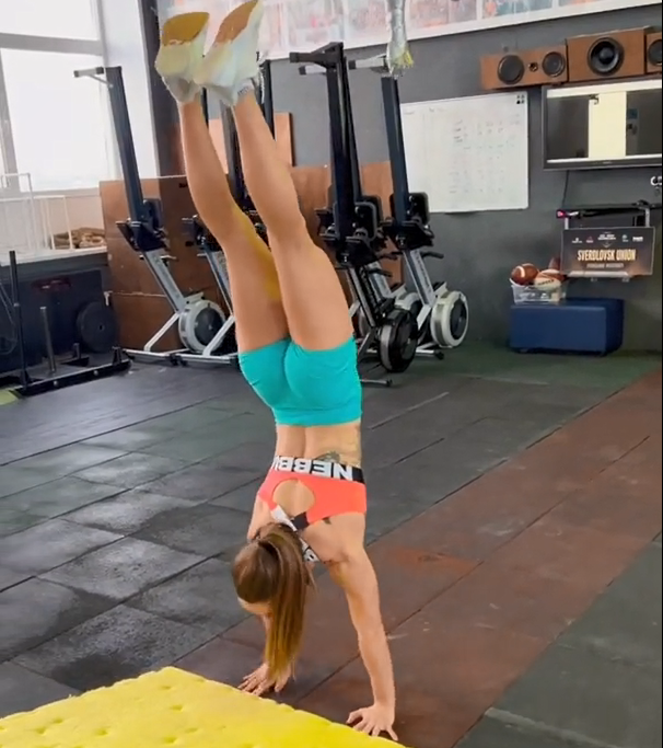 Ходьба на руках. Спорт Фитнес Зал смотреть онлайн