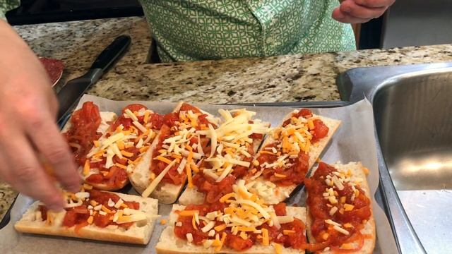 Пицца - бутерброды за 10 минут. Вкусная начинка на хрустящем багете, горячие бутерброды. смотреть онлайн