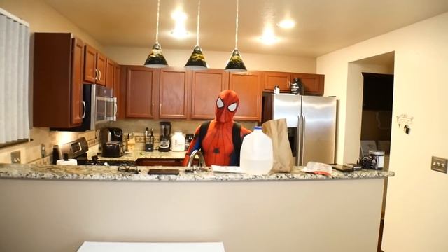 Spiderman Teaches Kermit the Frog How to be a SUPER HERO! смотреть онлайн