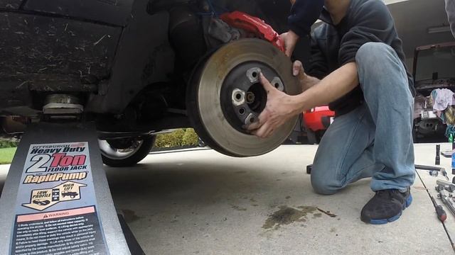 How To Change The Front Brake Pads And Rotors On a Porsche Cayenne Turbo смотреть онлайн