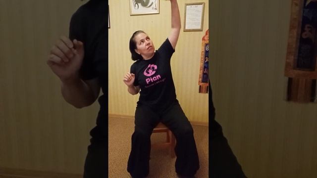 Разогреваем и тянем спину сидя. эфир 03.06.23 смотреть онлайн