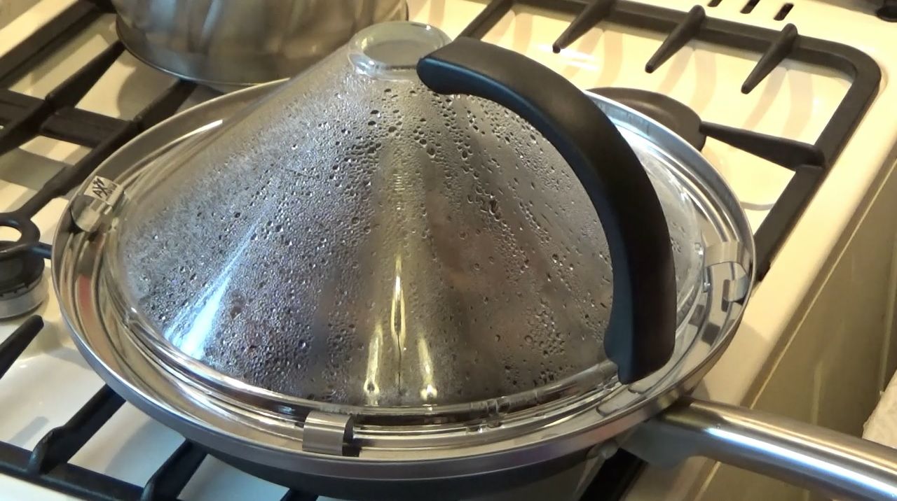 Безразмерная суперкрышка для сковороды. С жирными брызгами на плите покончено. смотреть онлайн