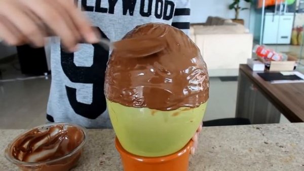 Bola de chocolate que derrete com sorvete dentro