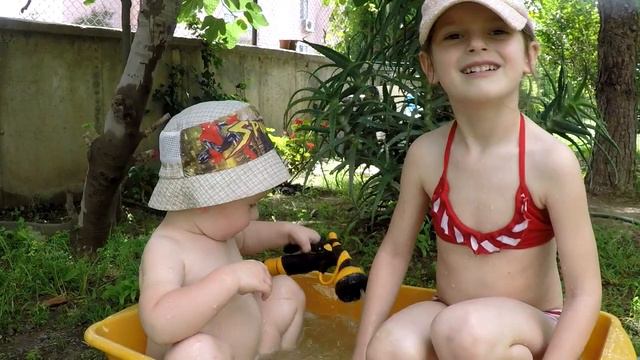 FUNNY SPLASH GAME | ВЕСЕЛЫЕ БРЫЗГИ | Mark & Polina Show