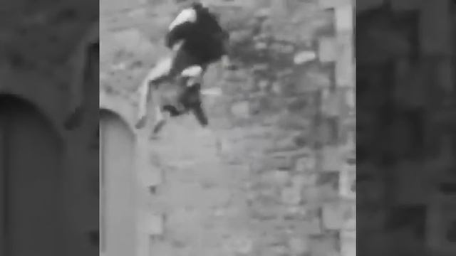 Демон завладел девушкой и та стала ходить по стене! ЖЕСТЬ смотреть онлайн