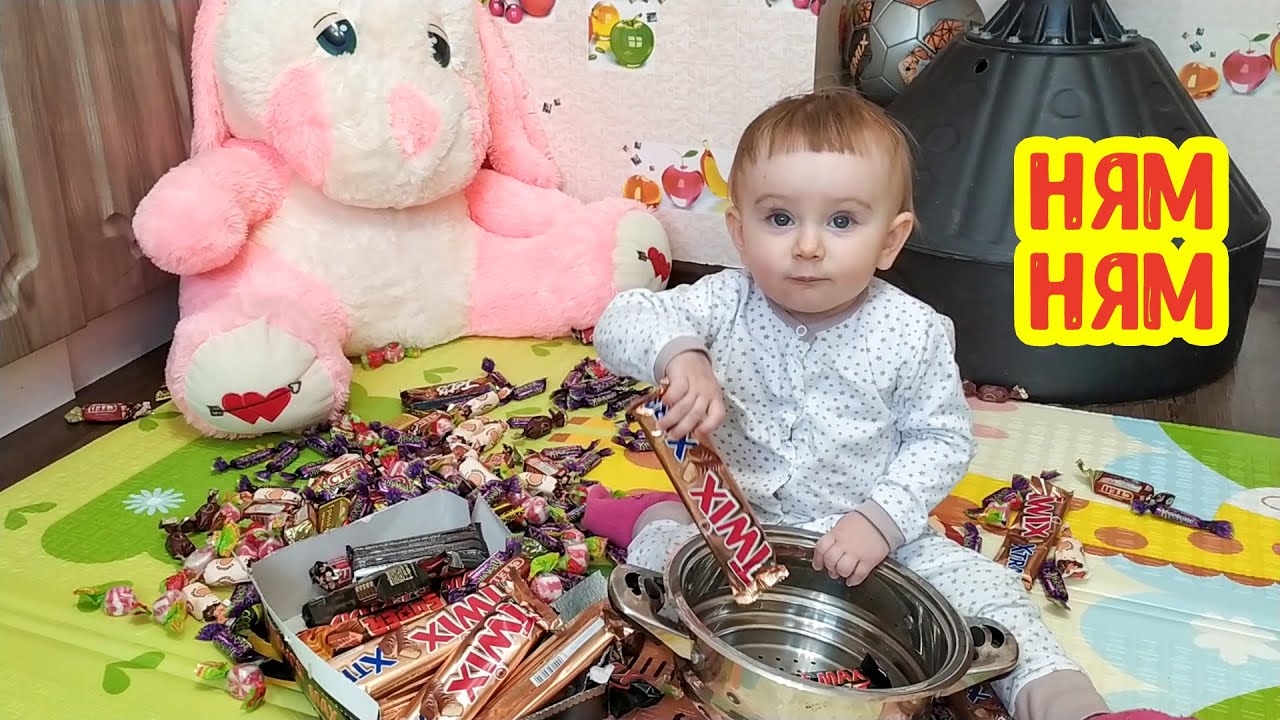 Гора КОНФЕТ! Аня показывает свою коллекцию конфет, играем с мамой смотреть онлайн