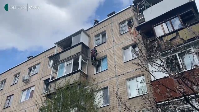 Разрушенные квартиры и спасенные люди - обстрелы спального района в Харькове смотреть онлайн