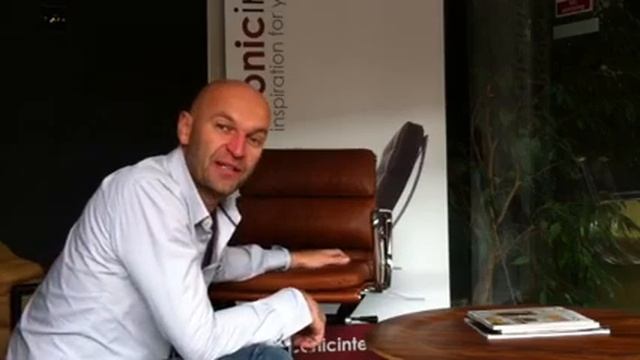 A demonstration of the Eames ea217 soft pad office chair - Iconic Interiors смотреть онлайн
