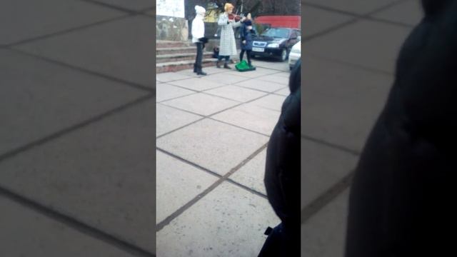 Скрипка на улице смотреть онлайн