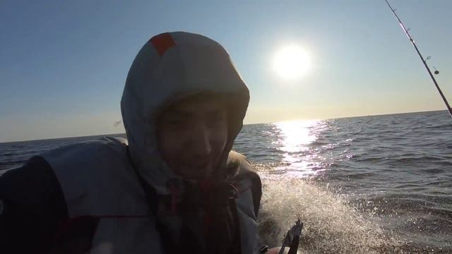 Ночной абсурд на лодке ПВХ в море. Рыбинка смотреть онлайн