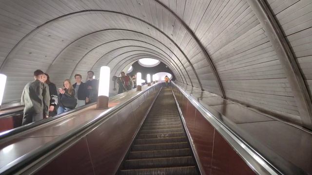 Три эскалатора на выходе со станции метро "Шаболовская" поднимают людей на высоту 46,4 метра #metro смотреть онлайн