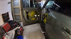 Разобираем дверь у нового Land Rover Defender. Снимаем обшивки. Шумоизоляция дверей.