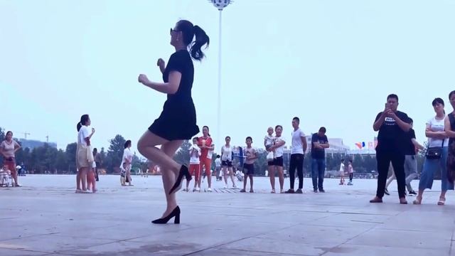Цинцин шафл! (Китайская танцовщица танцует на площади) - Лучший город земли (кавер) - Стиляги Band смотреть онлайн