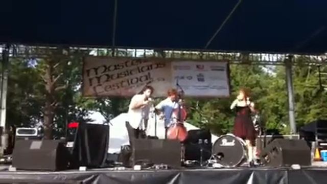 Abigail Washburn, Kai Welch, and Ben Sollee- Keys to the Kingdom [Live 07/21/12] смотреть онлайн