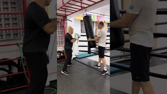 Люблю подсказать на тренировках, где сам тренируюсь, если вижу что у кого то, что то не получается. смотреть онлайн