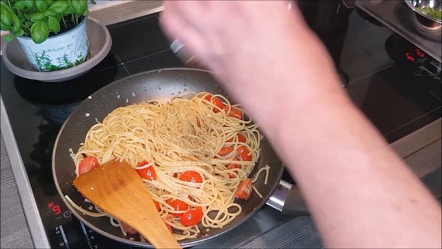 Spaghetti mit Kirschtomate, Käse und Basilikum / Spaghetti with cherry tomato, cheese and basil смотреть онлайн