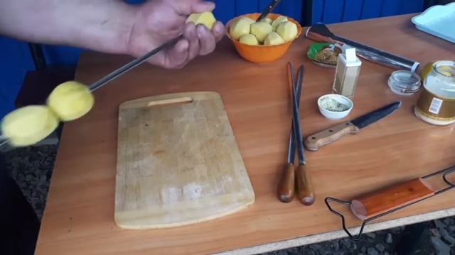 Караси приготовленные самым простым способом на углях. смотреть онлайн