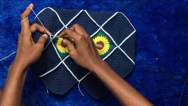 CROCHET GRANNY SQUARE SUNFLOWER BAG X GRANNY SIMPEL // Crochet With Me смотреть онлайн