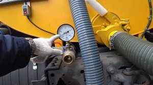 Работа Камаза ассенизатора, откачка септика и автономной канализации.