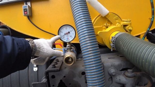 Работа Камаза ассенизатора, откачка септика и автономной канализации.