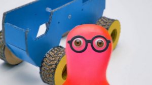 Гонки на Самодельной Игрушечной Машине из Картона