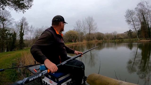 Fishing corn on the pole in the margins for small carp. смотреть онлайн