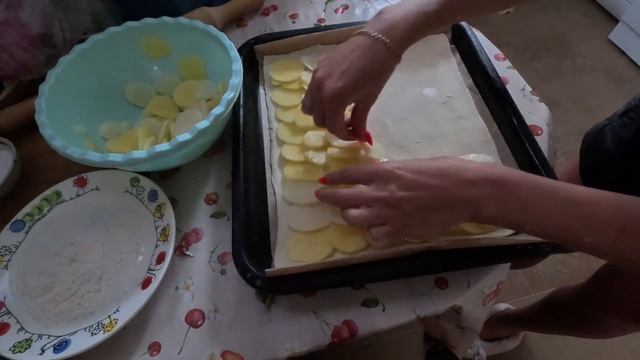 ПИРОГ ИЗ СЛОЁНОГО ТЕСТА С ФАРШЕМ, КАРТОШКОЙ, ЛУКОМ. ТЫ БУДЕШЬ В ШОКЕ, ОТ ВКУСНЯТИНЫ ?? смотреть онлайн