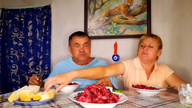 Это мне, это опять тебе . Горит всё во рту . Губы бабки мазали буряком . Чё ты орёшь мне под ухо ? смотреть онлайн
