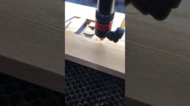 Лазерная резка массива дерева ? #макетов #vhq #printing #lasercutting смотреть онлайн